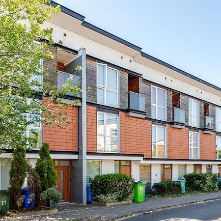 Comfortable 3-Storey House With Free Car Parking マンチェスター エクステリア 写真