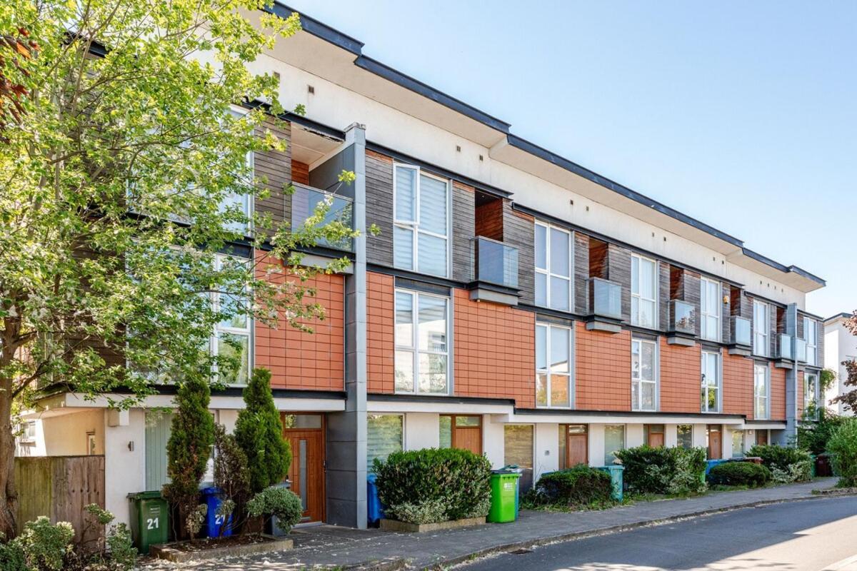 Comfortable 3-Storey House With Free Car Parking マンチェスター エクステリア 写真