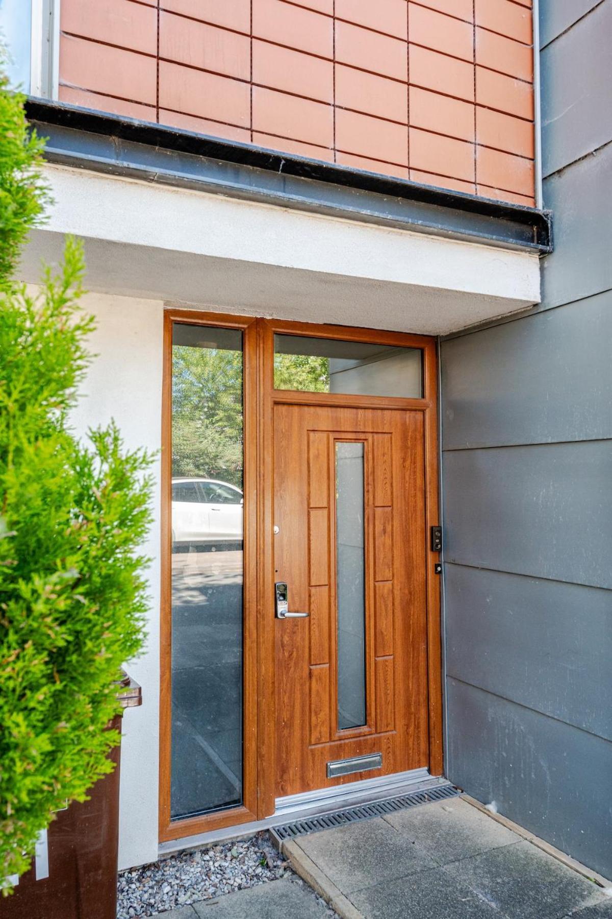 Comfortable 3-Storey House With Free Car Parking マンチェスター エクステリア 写真