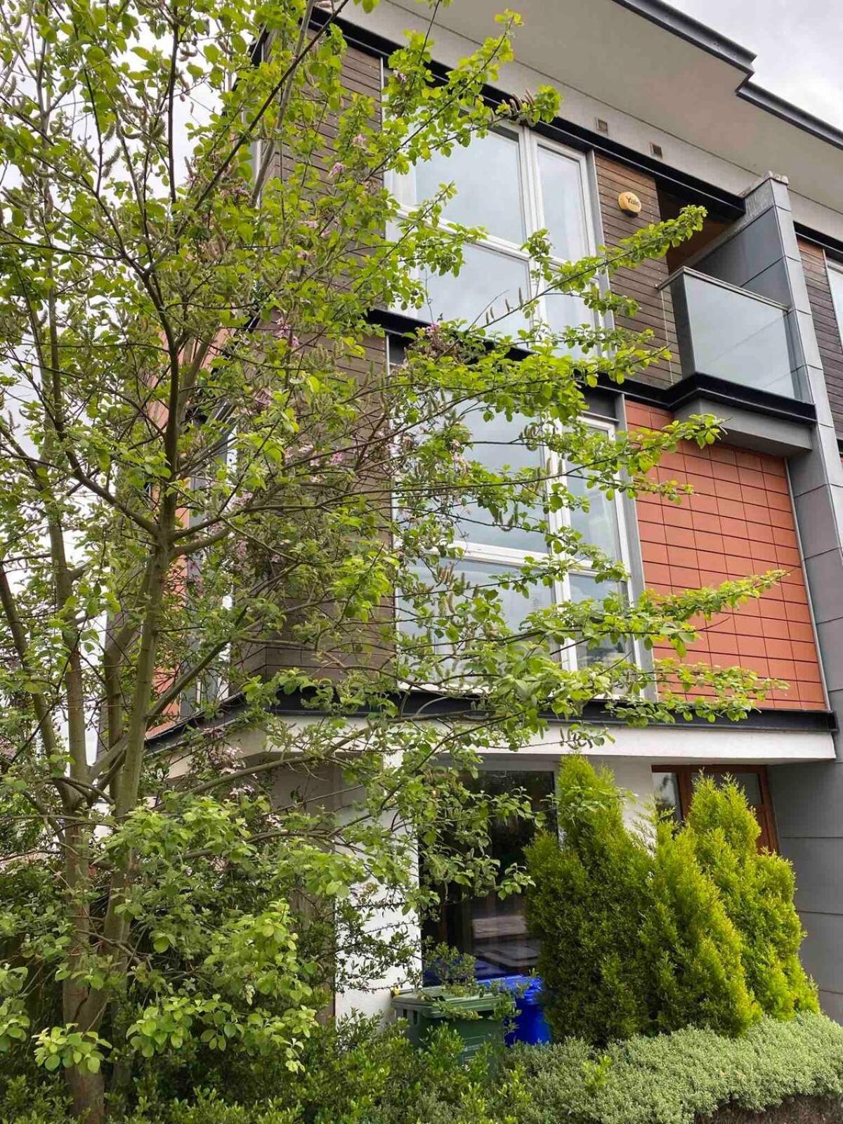 Comfortable 3-Storey House With Free Car Parking マンチェスター エクステリア 写真
