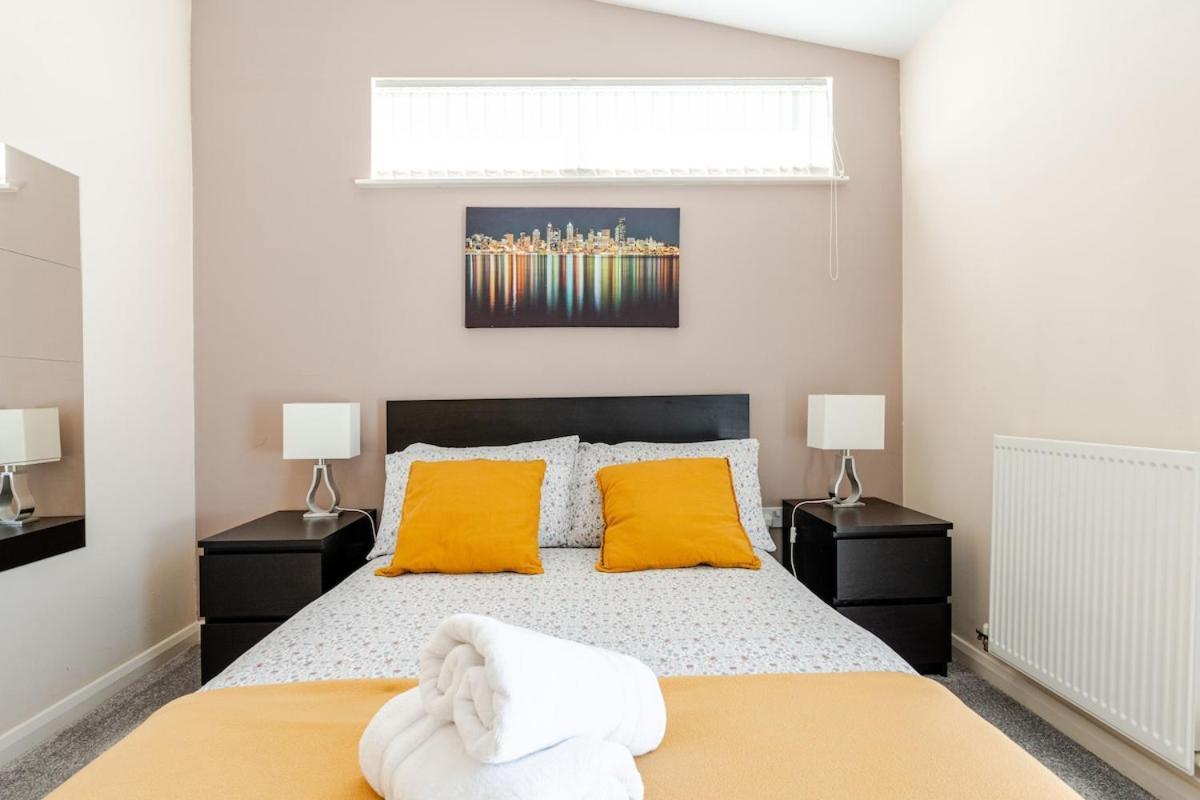 Comfortable 3-Storey House With Free Car Parking マンチェスター エクステリア 写真