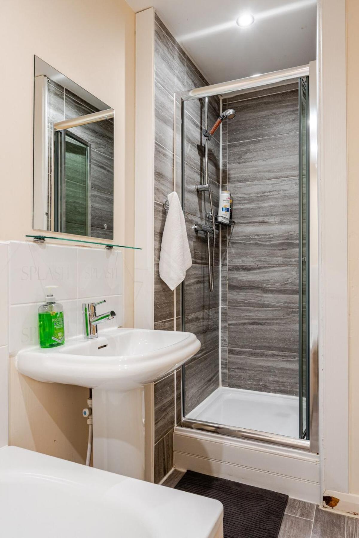 Comfortable 3-Storey House With Free Car Parking マンチェスター エクステリア 写真