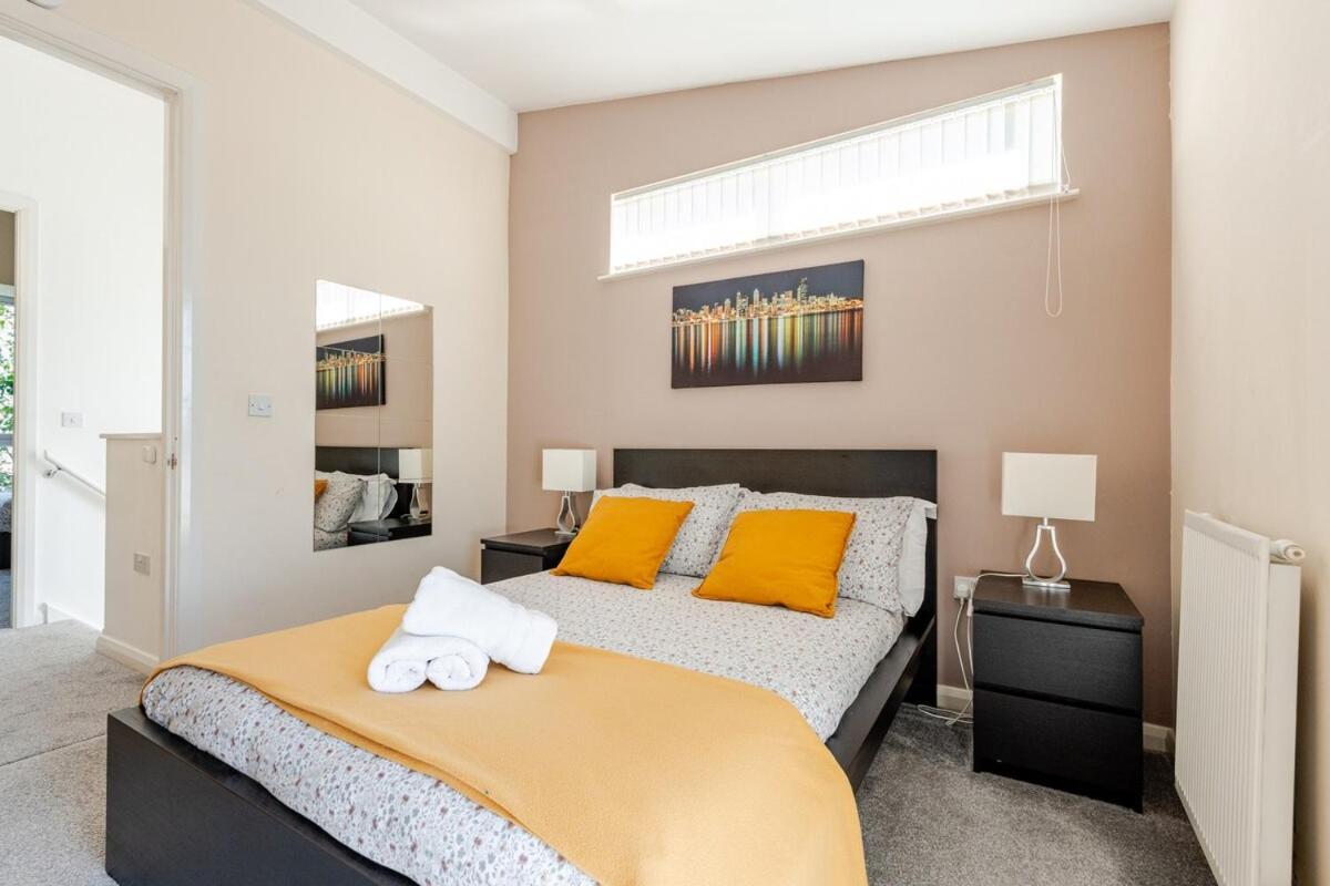 Comfortable 3-Storey House With Free Car Parking マンチェスター エクステリア 写真