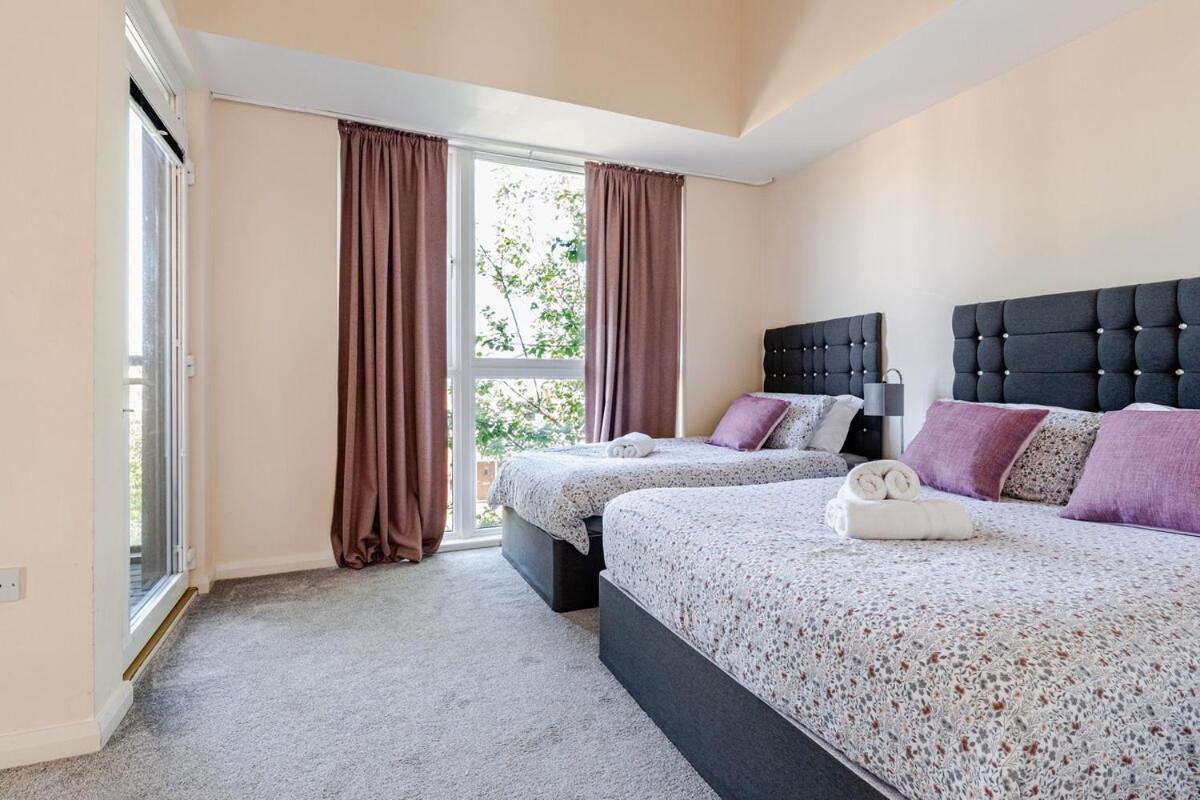 Comfortable 3-Storey House With Free Car Parking マンチェスター エクステリア 写真