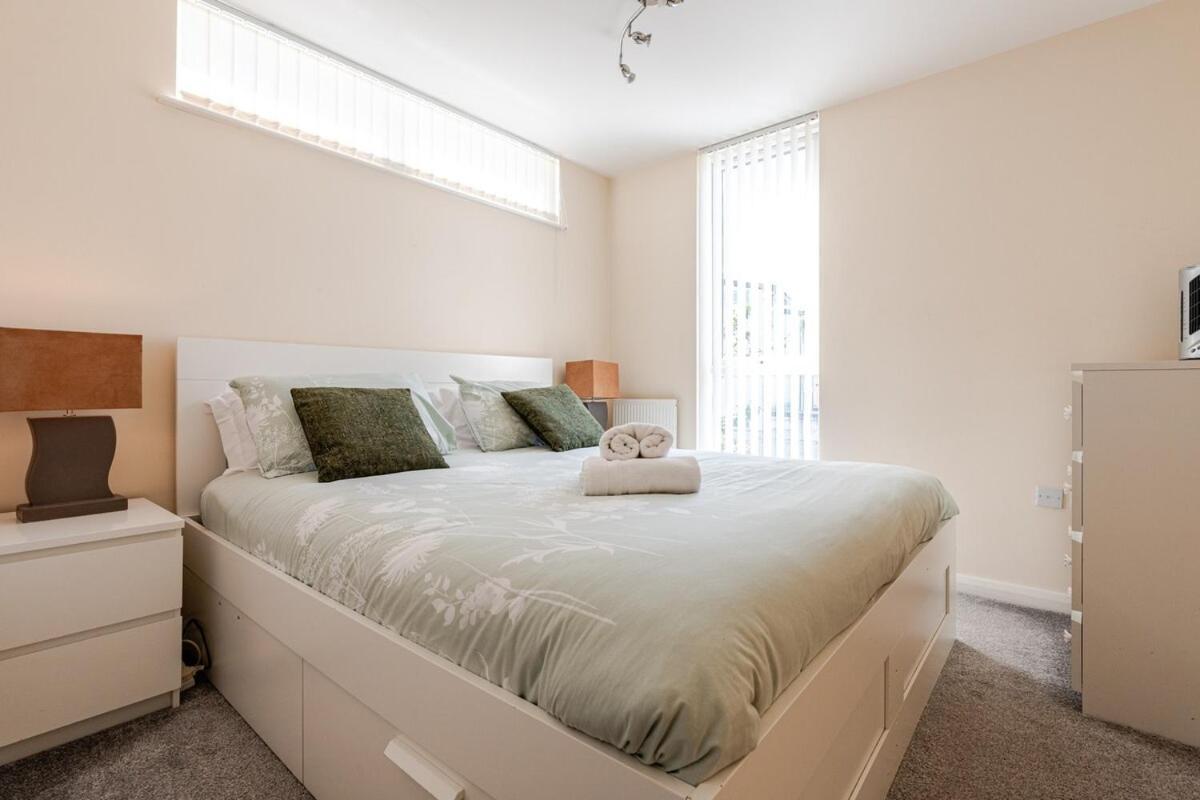 Comfortable 3-Storey House With Free Car Parking マンチェスター エクステリア 写真