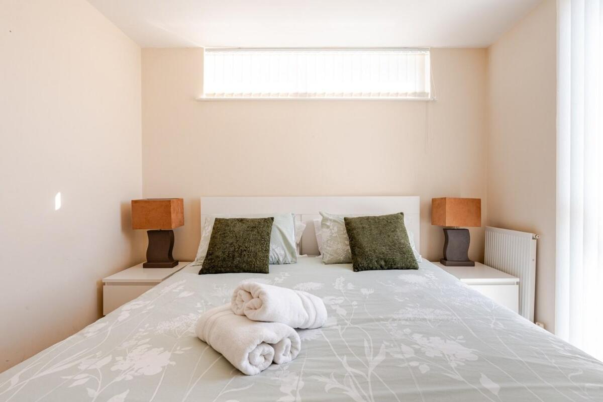 Comfortable 3-Storey House With Free Car Parking マンチェスター エクステリア 写真