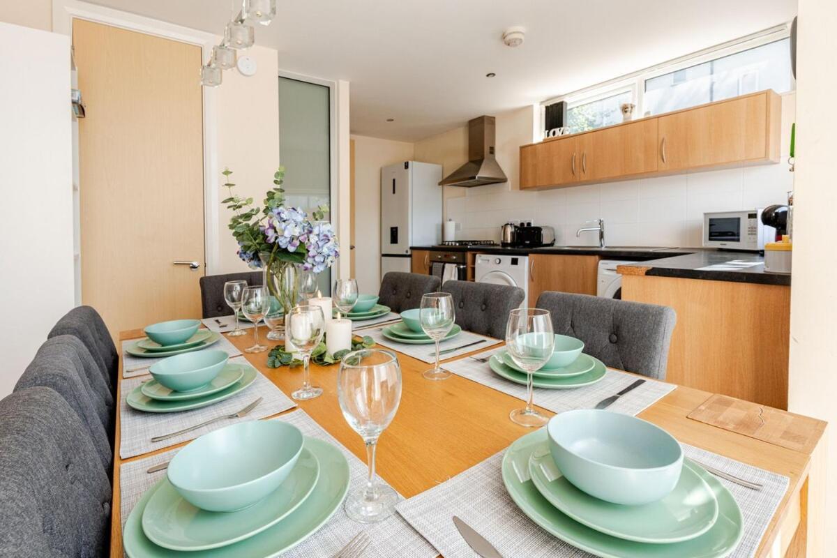 Comfortable 3-Storey House With Free Car Parking マンチェスター エクステリア 写真