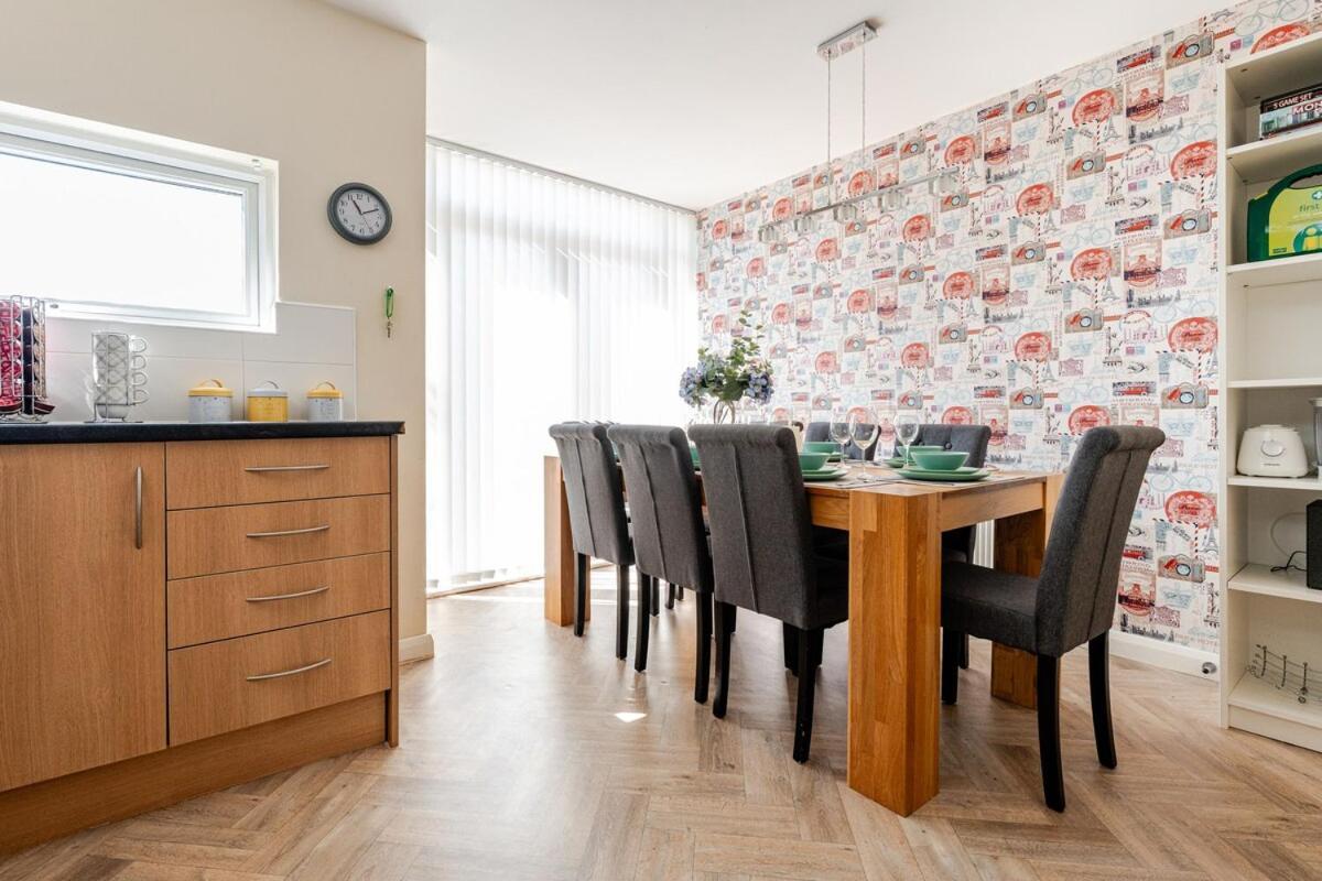 Comfortable 3-Storey House With Free Car Parking マンチェスター エクステリア 写真