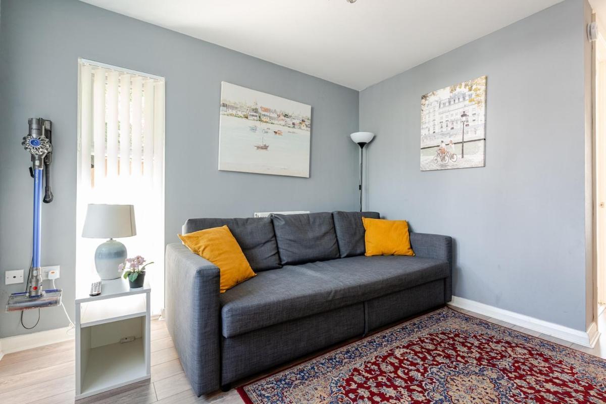 Comfortable 3-Storey House With Free Car Parking マンチェスター エクステリア 写真