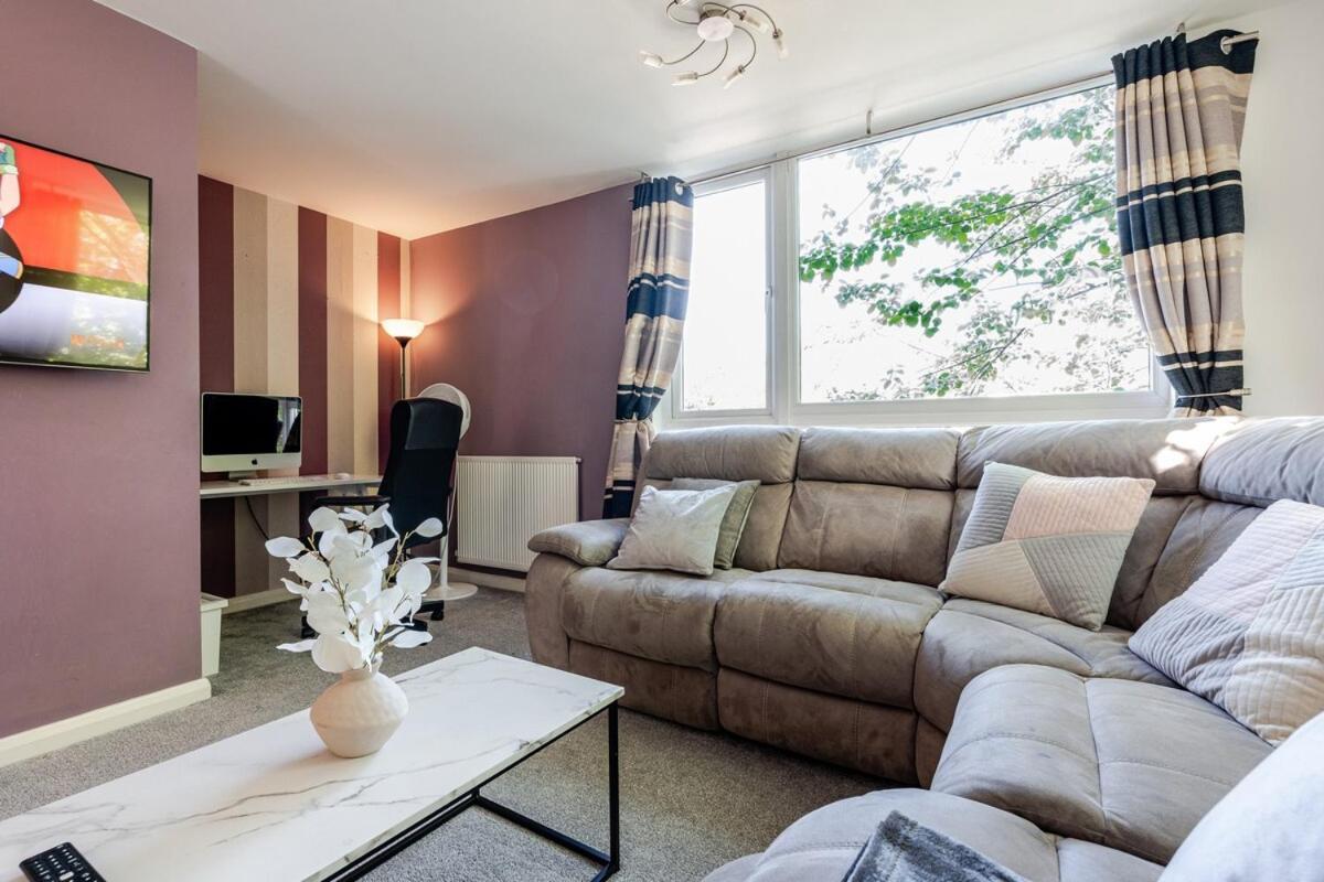 Comfortable 3-Storey House With Free Car Parking マンチェスター エクステリア 写真