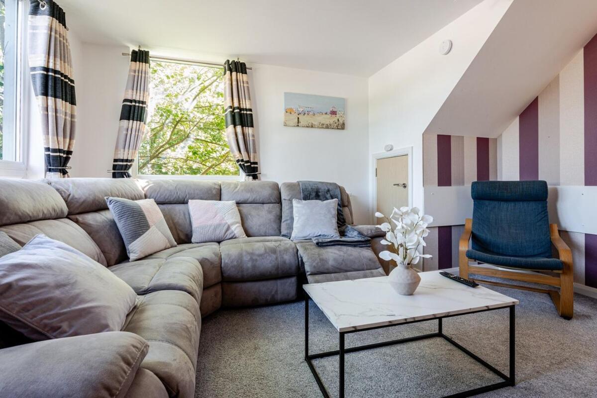 Comfortable 3-Storey House With Free Car Parking マンチェスター エクステリア 写真