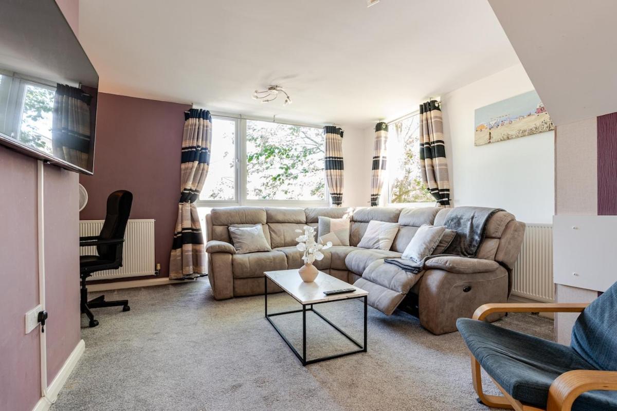 Comfortable 3-Storey House With Free Car Parking マンチェスター エクステリア 写真